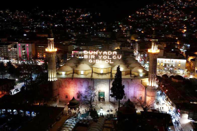 Bursa’daki tarihi Ulu Cami’nin mahyası asıldı