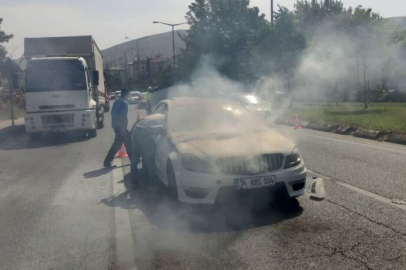 Bursa’da bakımdan çıkan lüks araç yandı!