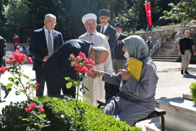 Bursa’da şehitliklerde hüzünlü bayramlaşma