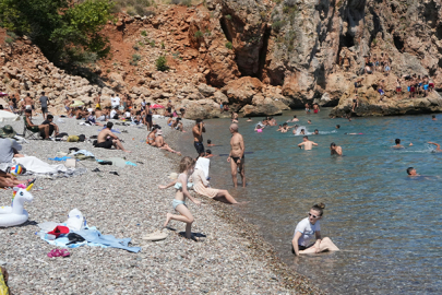 Antalya 48 dereceyi gördü, halk denize döküldü