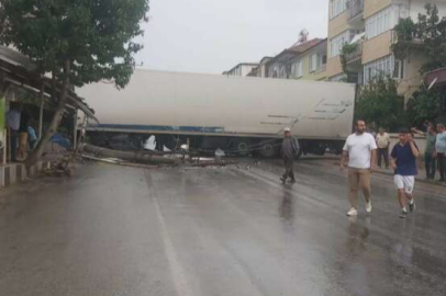 Bursa’da kaygan yolda yan dönen tır yolu kapadı