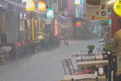 Bursa yağmura teslim! Havada şimşek ve gök gürültüsü şöleni…