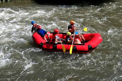 Bursa’da dağcıların nefes kesen rafting heyecanı