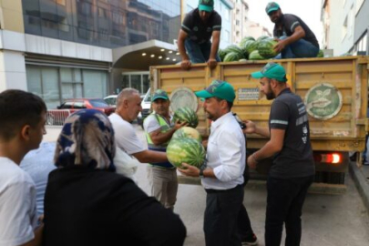 Bursa Büyükşehir’den ücretsiz karpuz, kavun; Hem çiftçi hem vatandaşın yüzü güldü