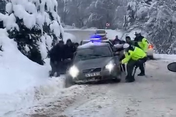 Bursa'da yolda mahsur kalanların yardımına jandarma koştu