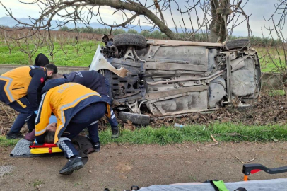 Bursa'da tırın çarptığı otomobil ağaçlık alana uçtu