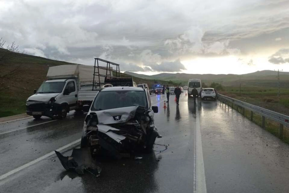 Zincirleme trafik kazası: 1 ölü, 4 yaralı