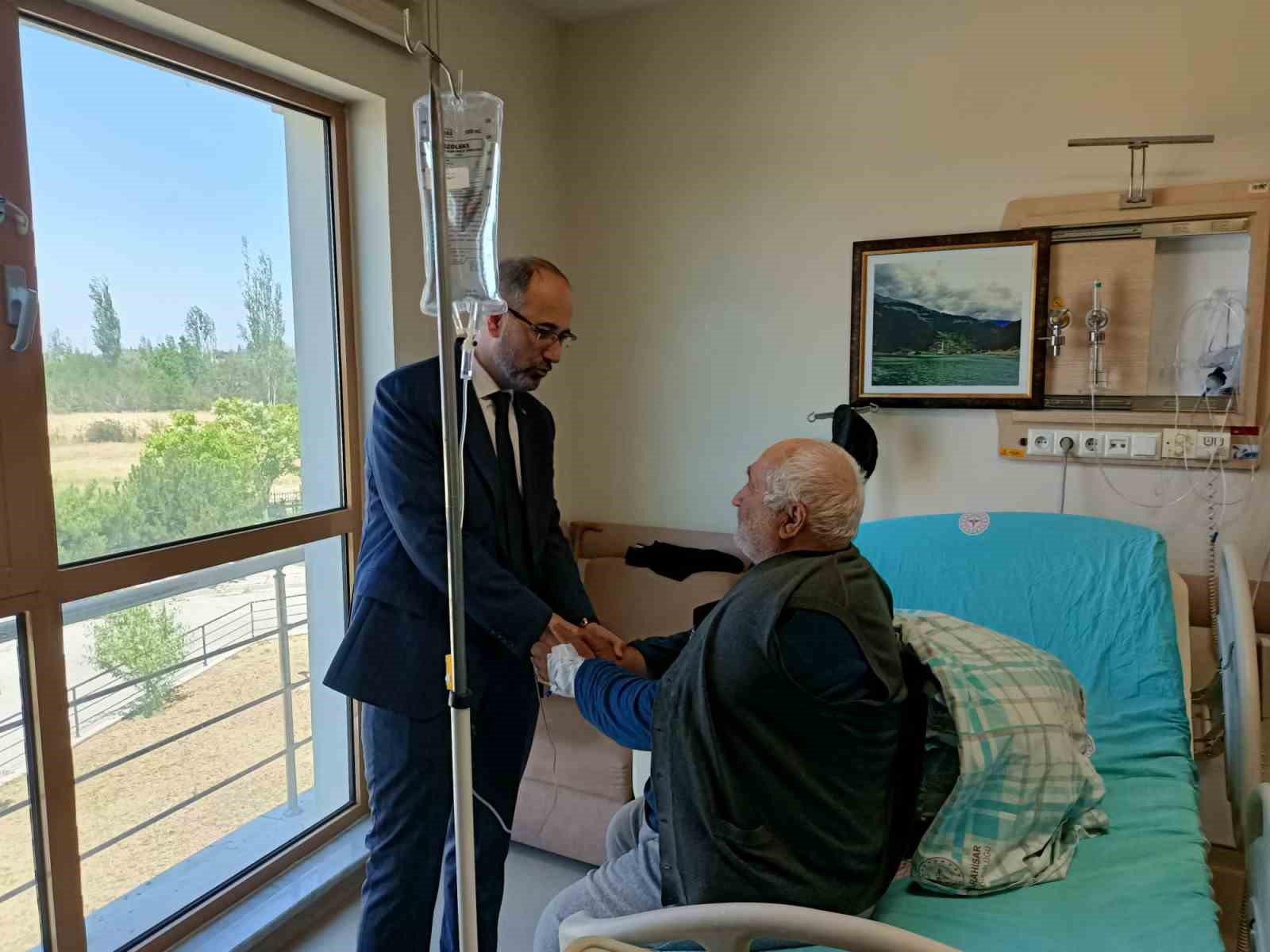 Öztürk, Çay ve Sultandağı Devlet Hastanelerini ziyaret etti
