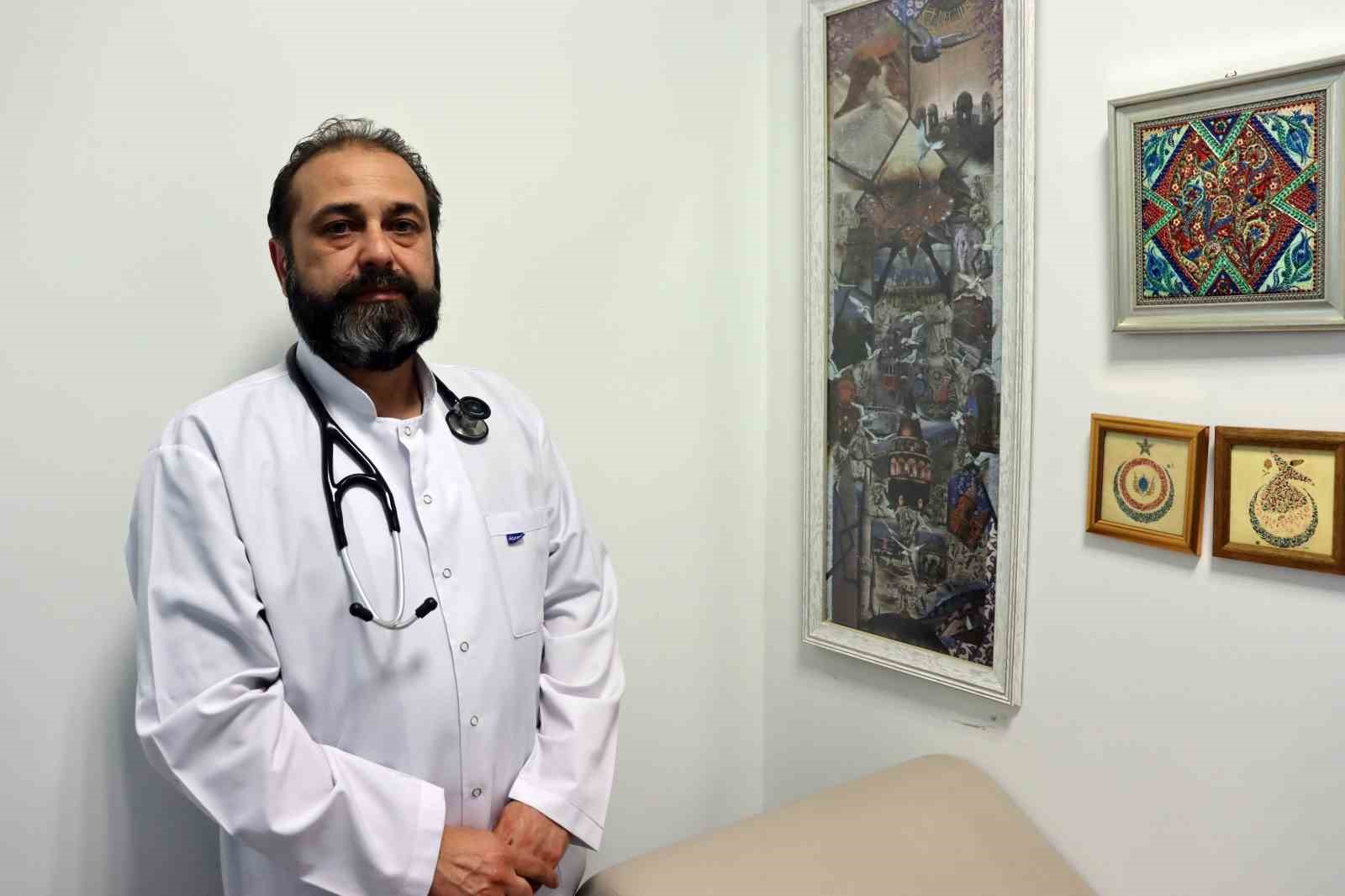 Hastane duvarlarını doktorun tabloları süslüyor
