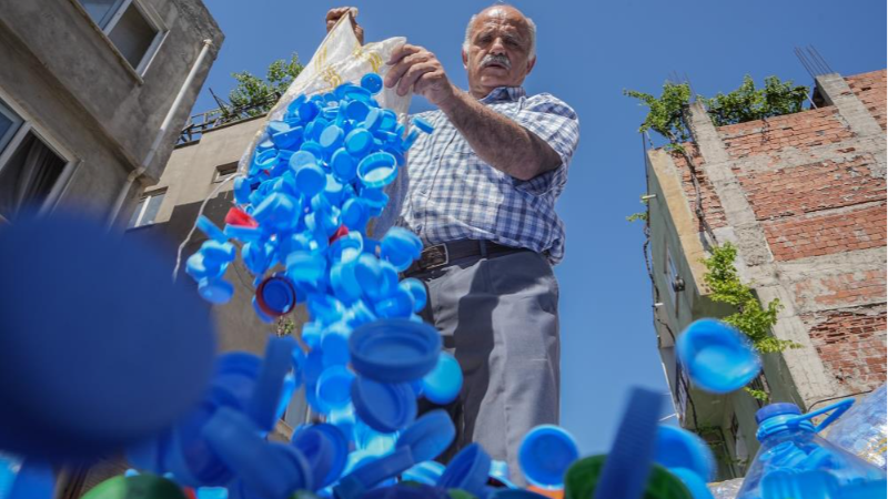 Bursa'da emekli oldu hayatını hayır işlerine adadı