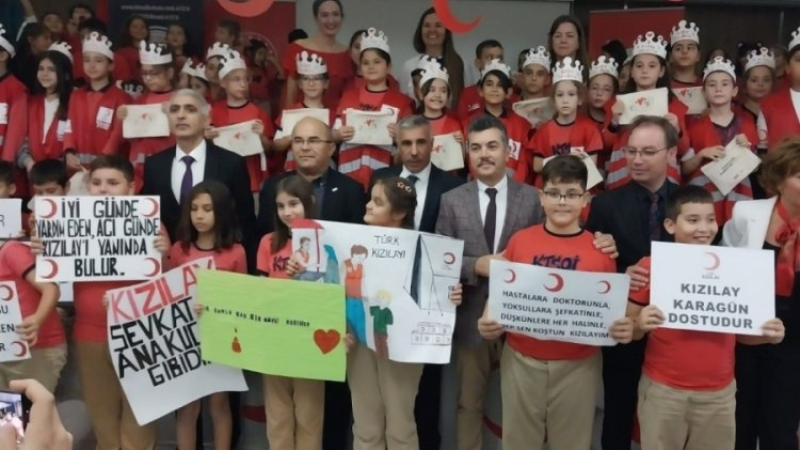 Bursa'da öğrenciler Kızılay kolluklarını taktı