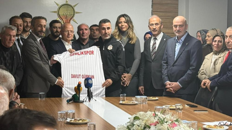 Gemlik'te AK Parti'ye 800 yeni üye katıldı