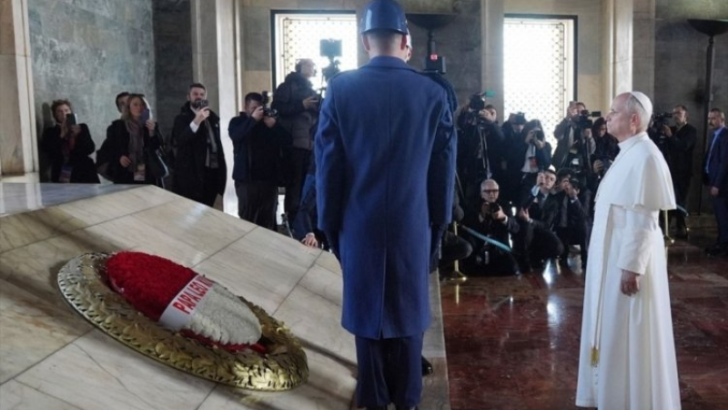 Papa, Ata'nın huzurunda