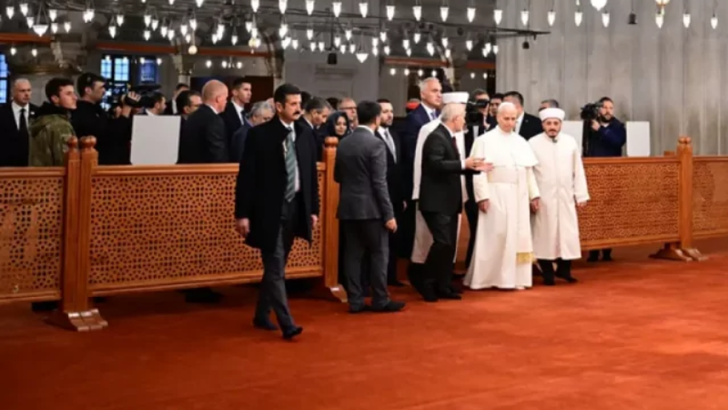 Papa, Sultanahmet Camii'nde! "Ayakkabı" detayı dikkat çekti
