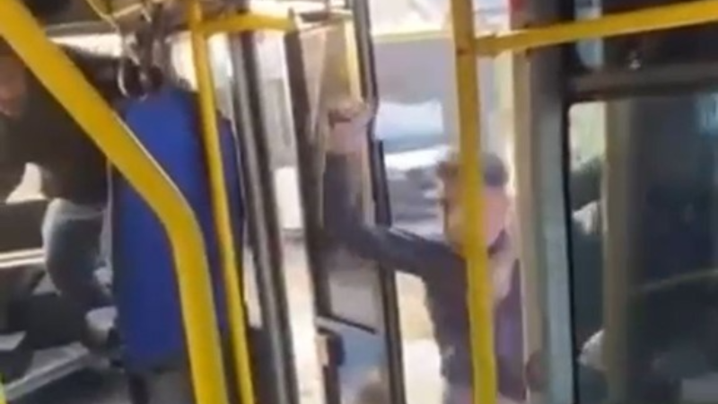 Bursa'da dehşet anları; Otobüsü satırla bastı