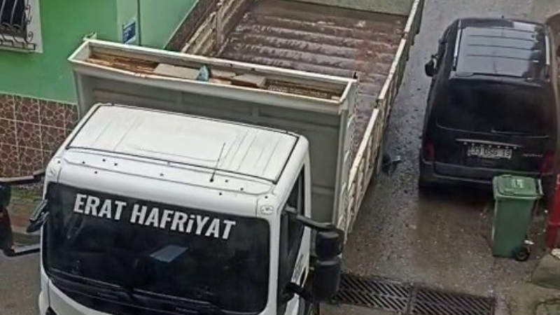 Bursa'da araca hem vurdu, hem kaçtı