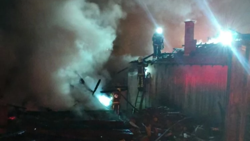 Bursa'da iki katlı ev kül oldu