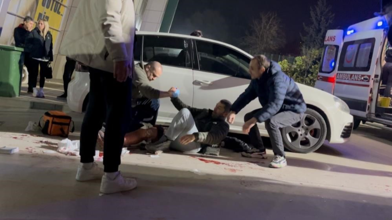 Bursa'da çocuklara rağmen bıçaklı kavgaya tutuştular!